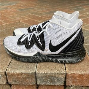 Nike Kyrie 5 'Oreo' basketball sneakers